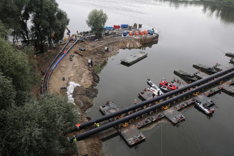 Obecnie - zaznaczył rzecznik Wód Polskich - osiągnięto poziom 60 proc. pompowania ścieków. 'Te testy, które zaczęły odbywać się od wczesnych godzin porannych, są stopniowo zwiększane i wszystko idzie dobrze' - wskazał. Do Wisły aktualnie trafia ok. 40 proc. nieczystości, ale wydajność rurociągu rośnie. 'Docelowo nic ma nie trafiać do Wisły' - dodał Kieruzel.