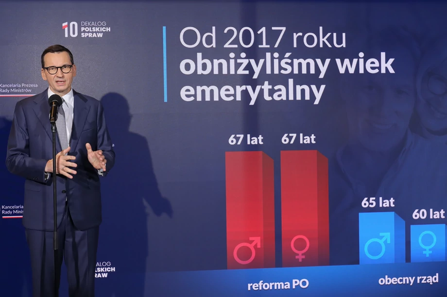 — To jest jednak oczywiste, że procedura zostanie wszczęta za dotychczasowe „osiągnięcia”. I pewnie dlatego premier Morawiecki na ten temat milczy — mówi o prawdopodobnie czekającej Polskę unijnej procedurze nadmiernego deficytu ekonomista dr Sławomir Dudek. Tymczasem na konferencji prasowej 20 listopada 2023 r. premier Mateusz Morawiecki chwali się obniżką wieku emerytalnego.