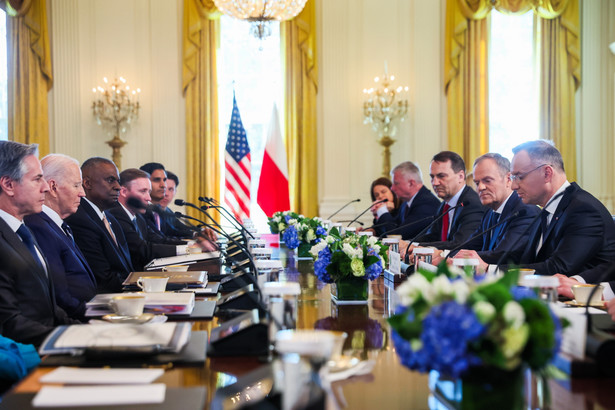Prezydent RP Andrzej Duda (P), premier RP Donald Tusk (2P), prezydent USA Joe Biden (2L) i minister spraw zagranicznych Radosław Sikorski (3P) podczas spotkania w Białym Domu w Waszyngtonie