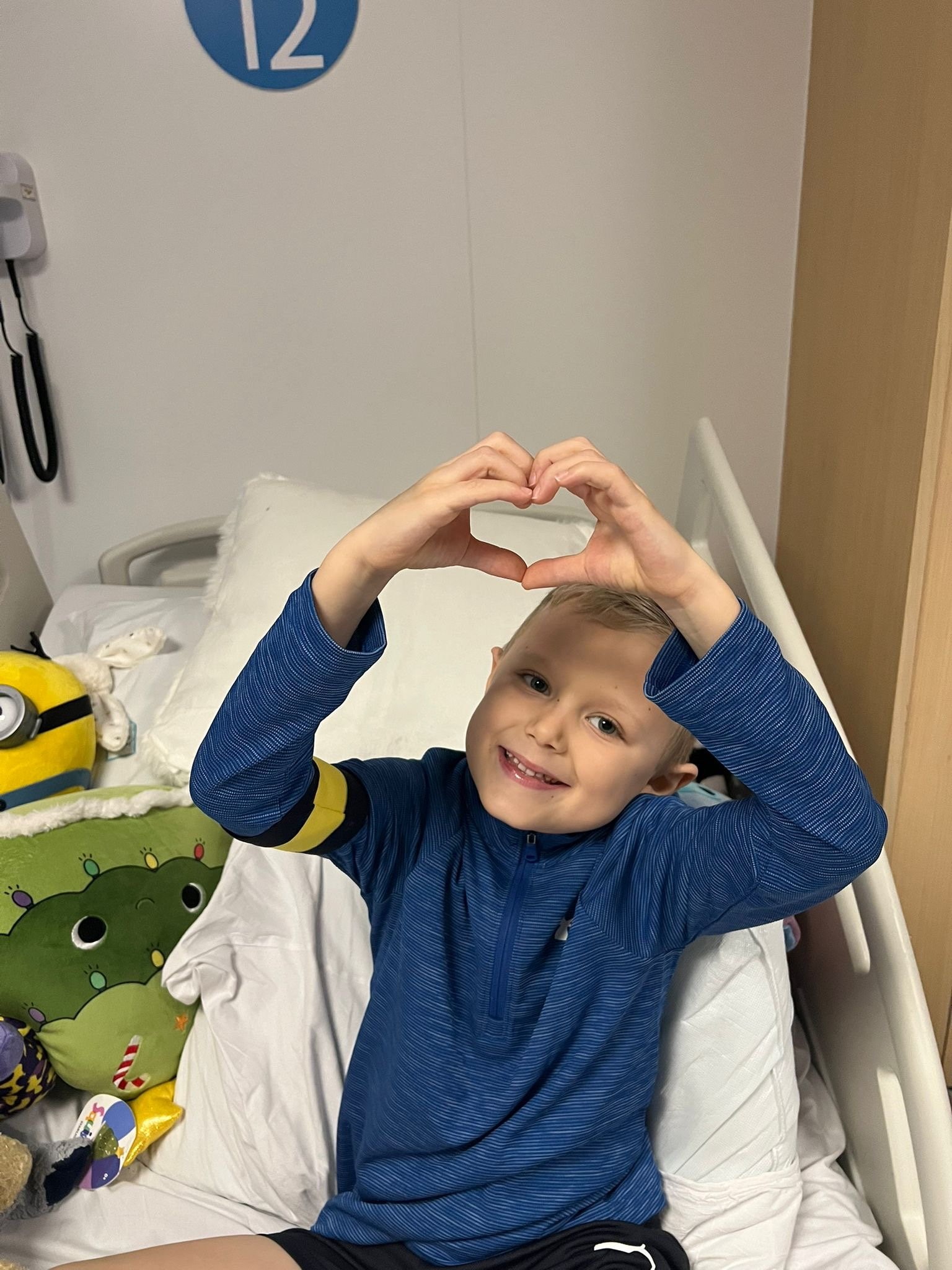 Šesťročnému Jimmymu diagnostikovali leukémiu po tom, ako v predvianočnom období trpel príznakmi podobným chrípke.