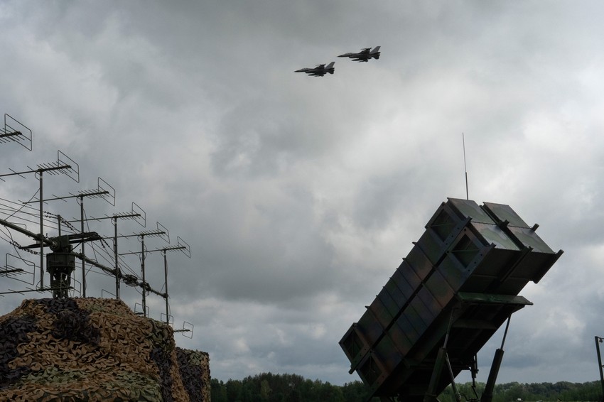 Ukrajinski F-16 iznad sistema "patriot" na nepoznatoj lokaciji u Ukrajini 4. avgusta 2024.