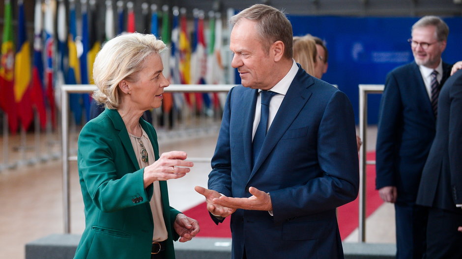 Przewodnicząca Komisji Europejskiej Ursula von der Leyen (L) oraz premier Donald Tusk (2L)