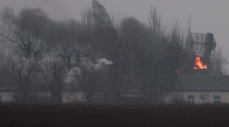 Mariupol, légi támadás súlytotta katonai támaszpont / Fotó: Reuters