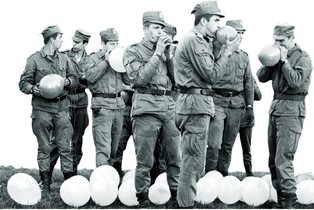 Większość żołnierzy polskiej armii pracuje za biurkiem