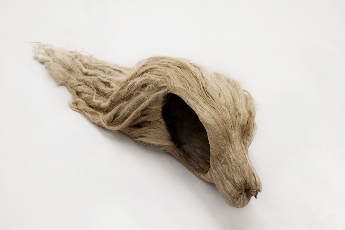 Warkocz, rzeźba, włókno roślinne, plastic, 25 x 30 x 80 cm, 2010, fot. Piotr Żyliński