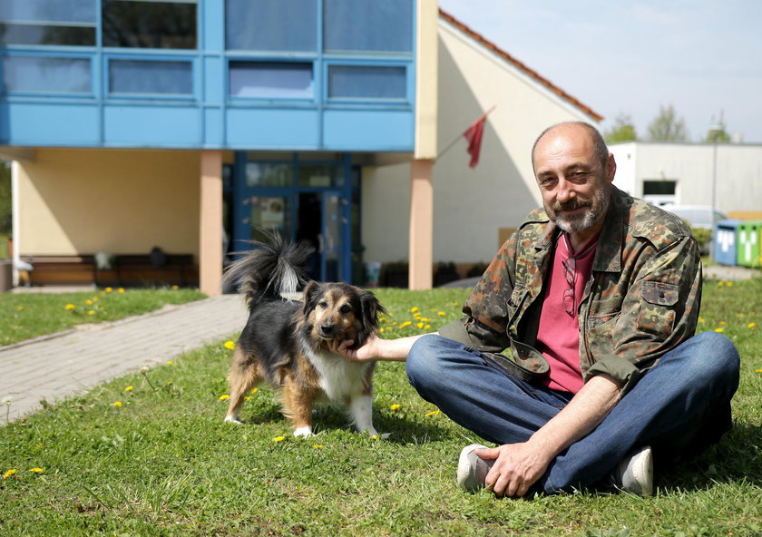 Piotr Świniarski, kierownik ”Promyka”  ze swoim pupilem Tymonem