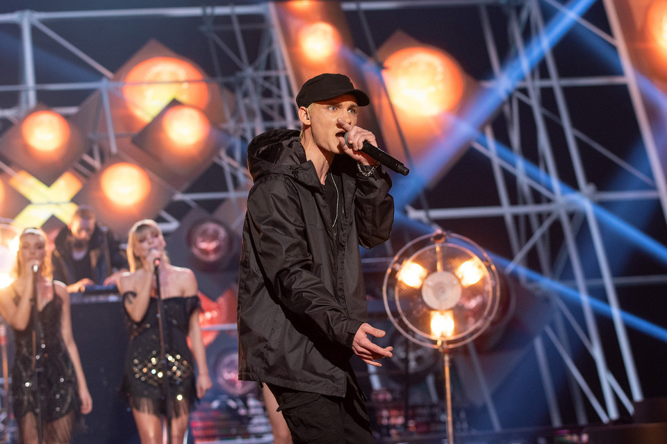 Filip Gurłacz jako Eminem na planie programu "Twoja twarz brzmi znajomo 13"