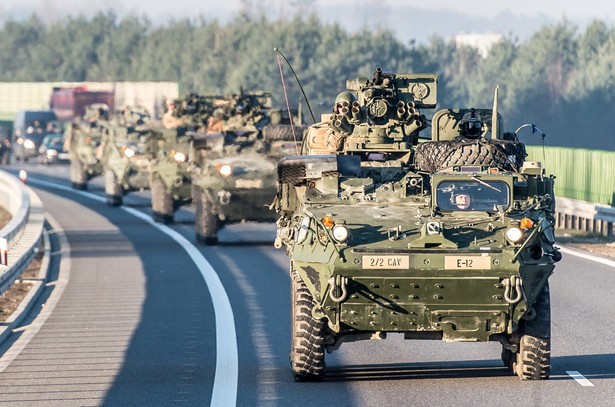 Podczas pikniku pokazywano wojskowy sprzęt, m.in. amerykańskie transportery opancerzone Stryker, brytyjskie pojazdy rozpoznawcze Jackal oraz sprzęt i wyposażenie jednostek Garnizonu Wrocław, np. pojazdy Topola, Skorpion czy ruchomy węzeł łączności cyfrowej. fot. (cat) PAP/Maciej Kulczyński