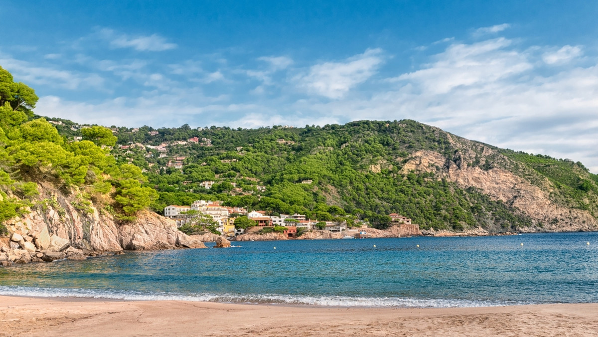 Hiszpańska Costa Brava to nie tylko turystyczna pułapka pełna smażących się na słońcu plażowiczów. Nadal można tam znaleźć ciszę, spokój i autentyczne, pominięte przez masową turystykę katalońskie miasteczka.