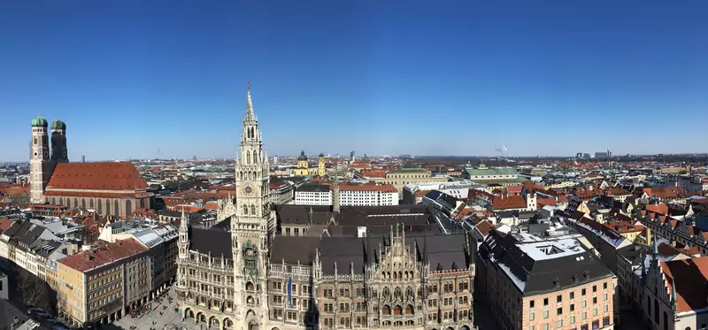 Widok na centrum Monachium z wieży kościoła św. Piotra.