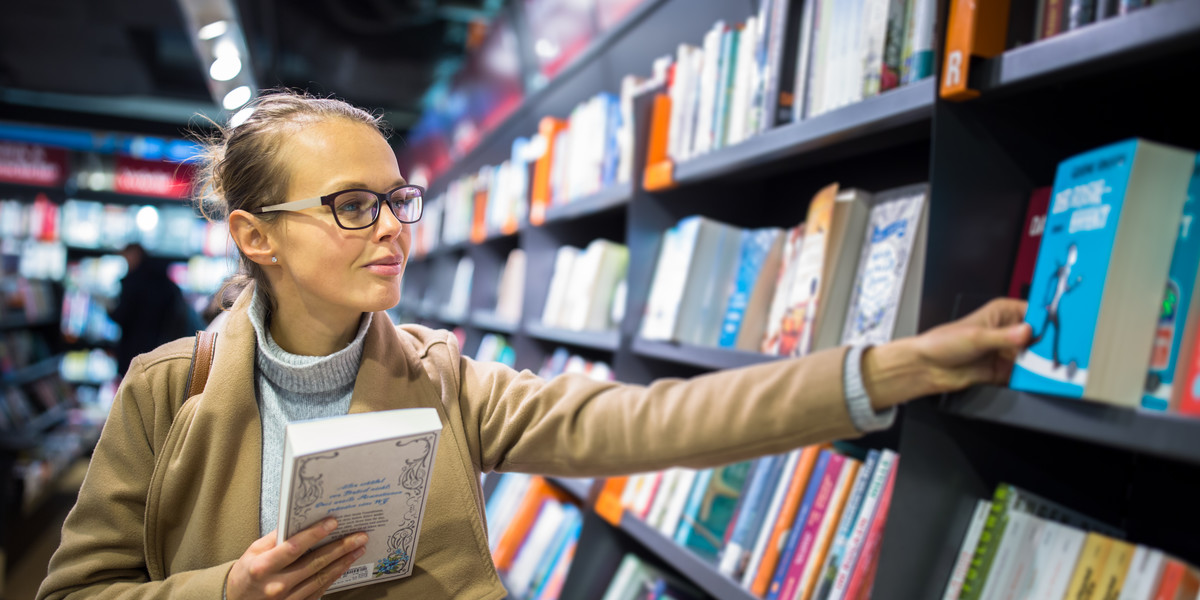 Choć księgarnie nie są zamknięte, a Polacy kupują więcej książek, firmy te upadają.