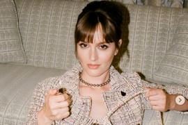 Šiške se definitivno vraćaju, ali kakve! Ove godine nosimo ih u stilu starih holivudskih zvezda poput Odri Hepbern i Džejn Birkin