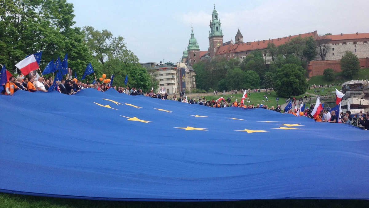 Europa Plus i Twój Ruch uczciły święto flagi w Krakowie poprzez zaprezentowanie jednej z największych w Polsce flag Unii Europejskiej o powierzchni 450 metrów. - Chcemy zademonstrować, że ta flaga jest dla nas ważna, tak samo jak flaga biało-czerwona – mówił prof. Jan Hartman, lider listy wyborczej EPTR z okręgu nr 10 do europarlamentu. Jednocześnie działacze TR zapowiedzieli, że będą starali się objąć ochroną prawną flagę UE w Polsce.