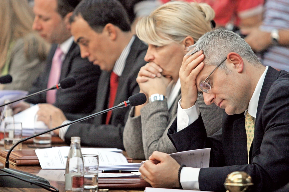 Kritike Radovana Jelašića na račun Vlade: Srbiji nije dovoljan običan lek, potrebna joj je operacija. A da situacija bude još teža, zahtevaju se dodatne subvencije i garancije, traži se dodatno povećanje zarada i penzija nezavisno od toga što i postojeći obim isplate zahteva značajna odricanja, upozoravao je guverner NBS