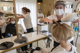 Zakaz używania telefonu u fryzjera i kosmetyczki. Salony otwierają się na nowych zasadach