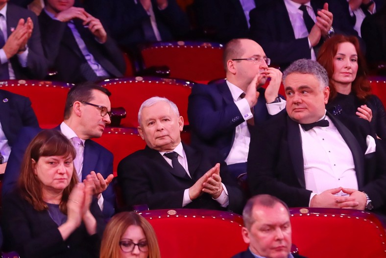 Mateusz Morawiecki, Jarosław Kaczyński oraz Tomasz Sakiewicz na Gali Człowieka Roku 2018 organizowanego przez "Gazetę Polską".