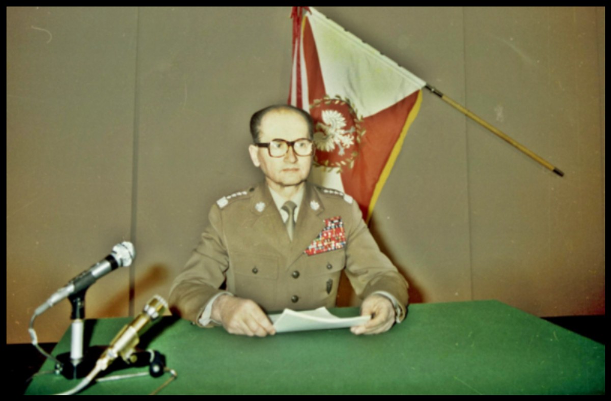 Gen. Wojciech Jaruzelski przygotowuje się w studiu telewizyjnym do odczytania przemówienia informującego o wprowadzeniu stanu wojennego. Warszawa, 13 XII 1981 (źródło: Archiwum Dokumentacji Mechanicznej, Wojskowa Agencja Fotograficzna)