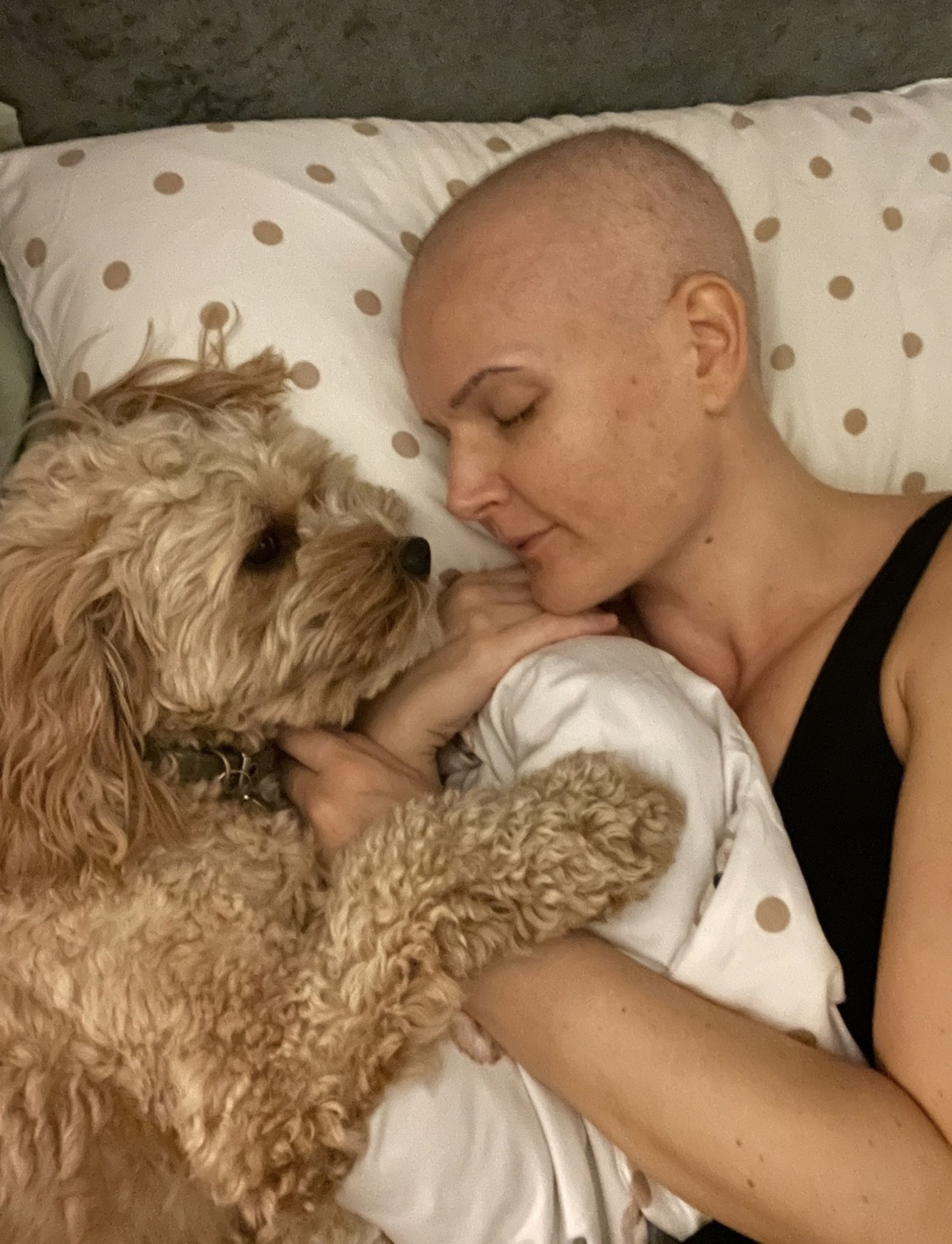 Claire podstúpila už viac ako tucet náročných cyklov chemoterapie a rádioterapie.