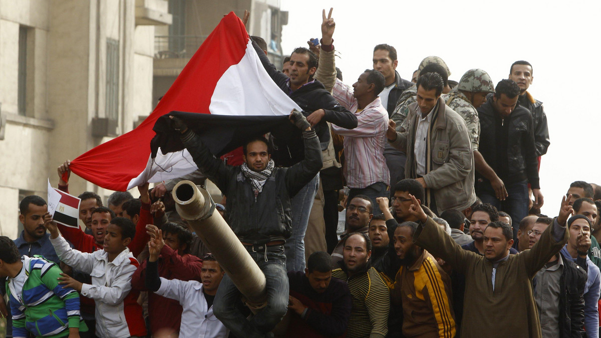 Niemcy zagroziły zmniejszeniem pomocy dla Egiptu, jeśli władze nie złagodzą postępowania wobec demonstrujących, domagających się ustąpienia prezydenta Hosniego Mubaraka - powiedział szef niemieckiej dyplomacji Guido Westerwelle.