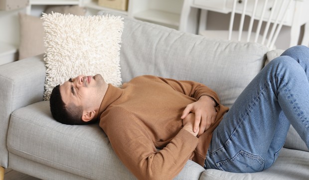 Ključni simptoma upale slepog creva je jak bol u donjem desnom delu stomaka