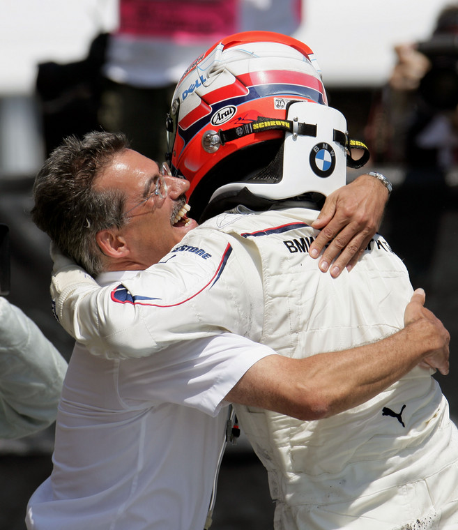 Cieszący się ze zwycięstwa w Montrealu szef BMW Sauber Mario Theissen i Robert Kubica
