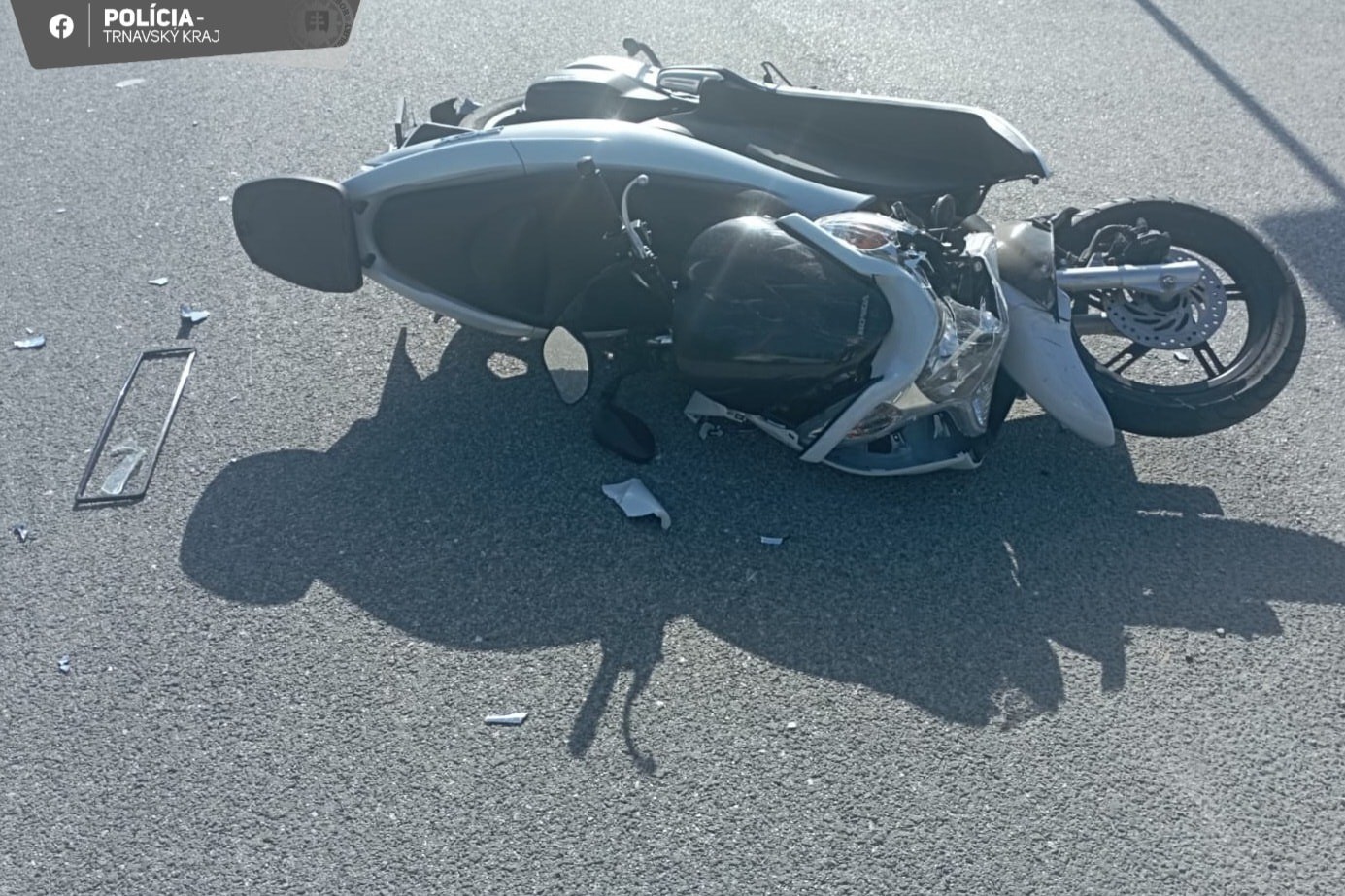 Trnavskí dopravní policajti sú na mieste vážnej dopravnej nehody osobného auta a motocykla, v obci Boleráz.