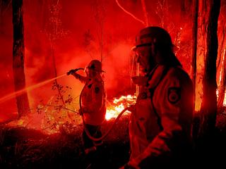 Australijscy strażacy walczą z pożarami