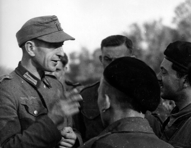 Wcielony siłą do Wehrmachtu Polak rozmawiający z żołnierzami 1 Dywizji Pancernej gen. Stanisława Maczka, Normandia 1944 r.