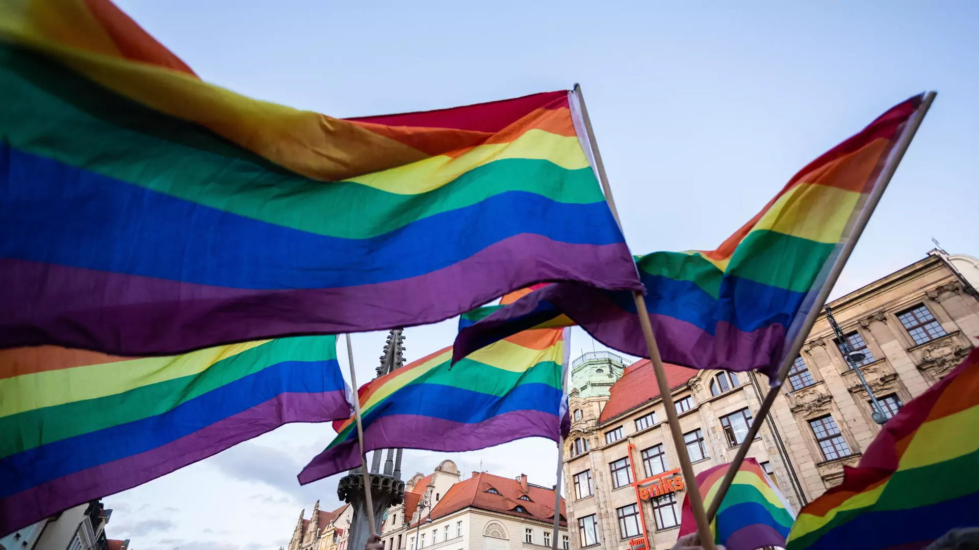 Norwegia priorytetowo przyjmie uchodźców LGBT+. "W 76 krajach homoseksualizm jest zabroniony"