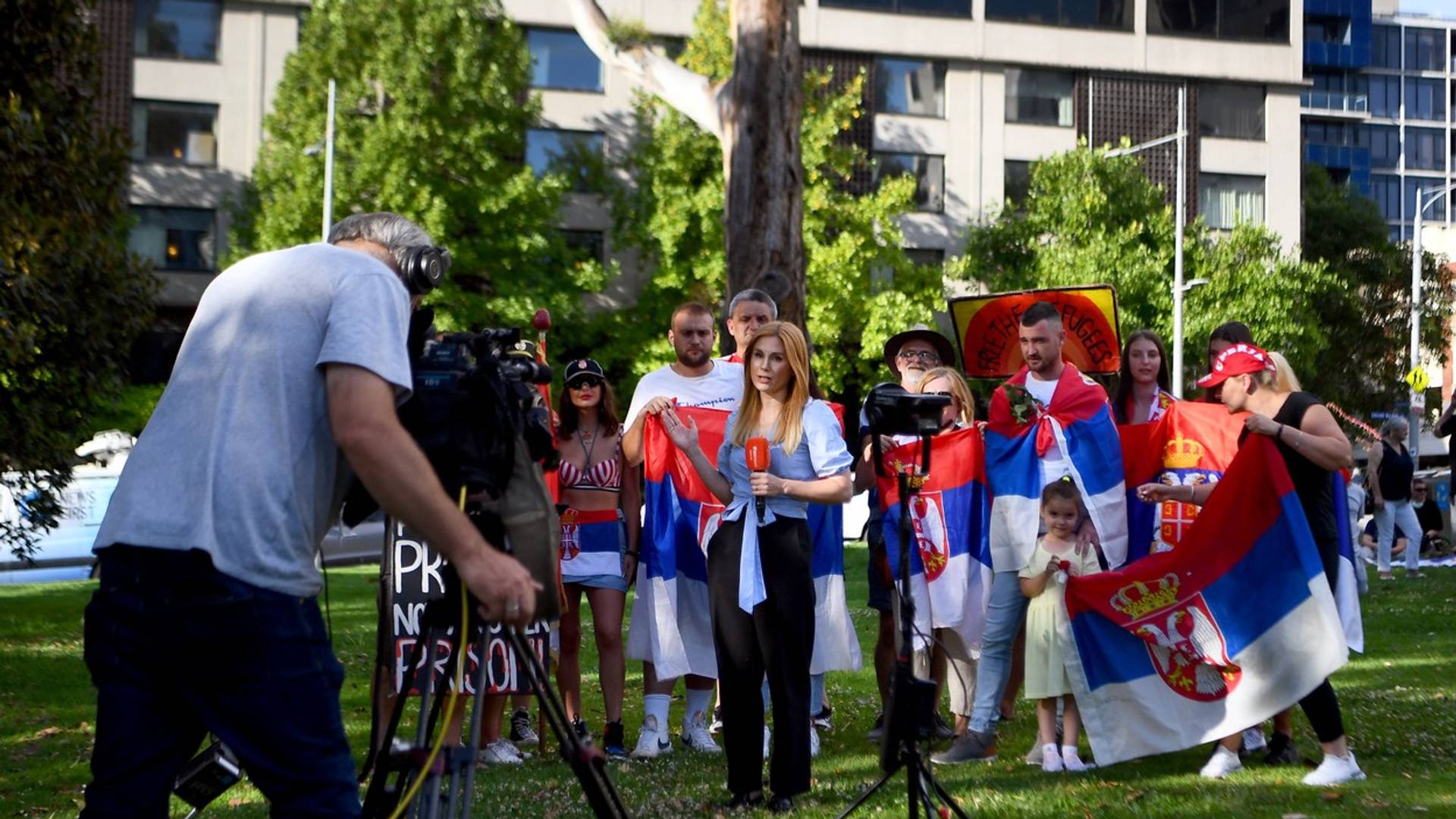 Protest ispred Đokovićevog hotela u Melburnu - naši navijači su stigli da brane Novaka 