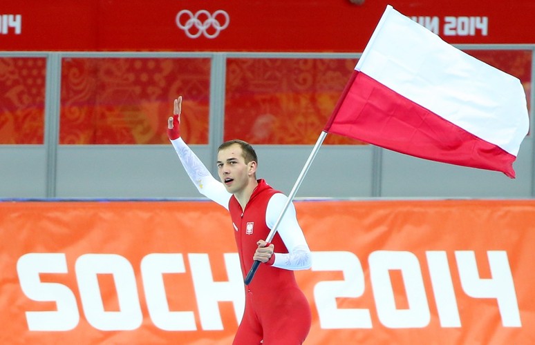 Zbigniew Bródka cieszy się ze zwycięstwa w Soczi. Fot. EPA/HANNIBAL HANSCHKE/PAP/EPA