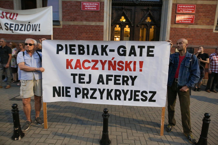 Manifestacje przeciwko Ziobrze. Oto transparentny i łańcuchy światła. Tak było w kilku miastach. Galeria