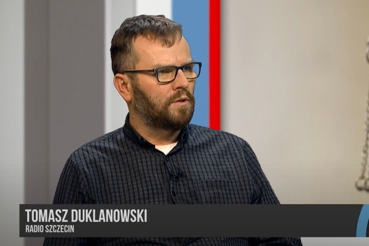 Tomasz Duklanowski do pracy w Radiu Szczecin wrócił po kilku latach przerwy w 2017 r. Cztery lata później objął w nim funkcję redaktora naczelnego.  Źródło: YouTube