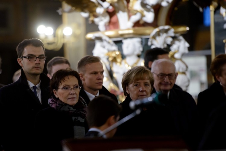 Premier Ewa Kopacz oraz kanclerz Niemiec Angela Merkel podczas nabożeństwa ekumenicznego w Kościele Pokoju pw. Trójcy Świętej w Świdnicy