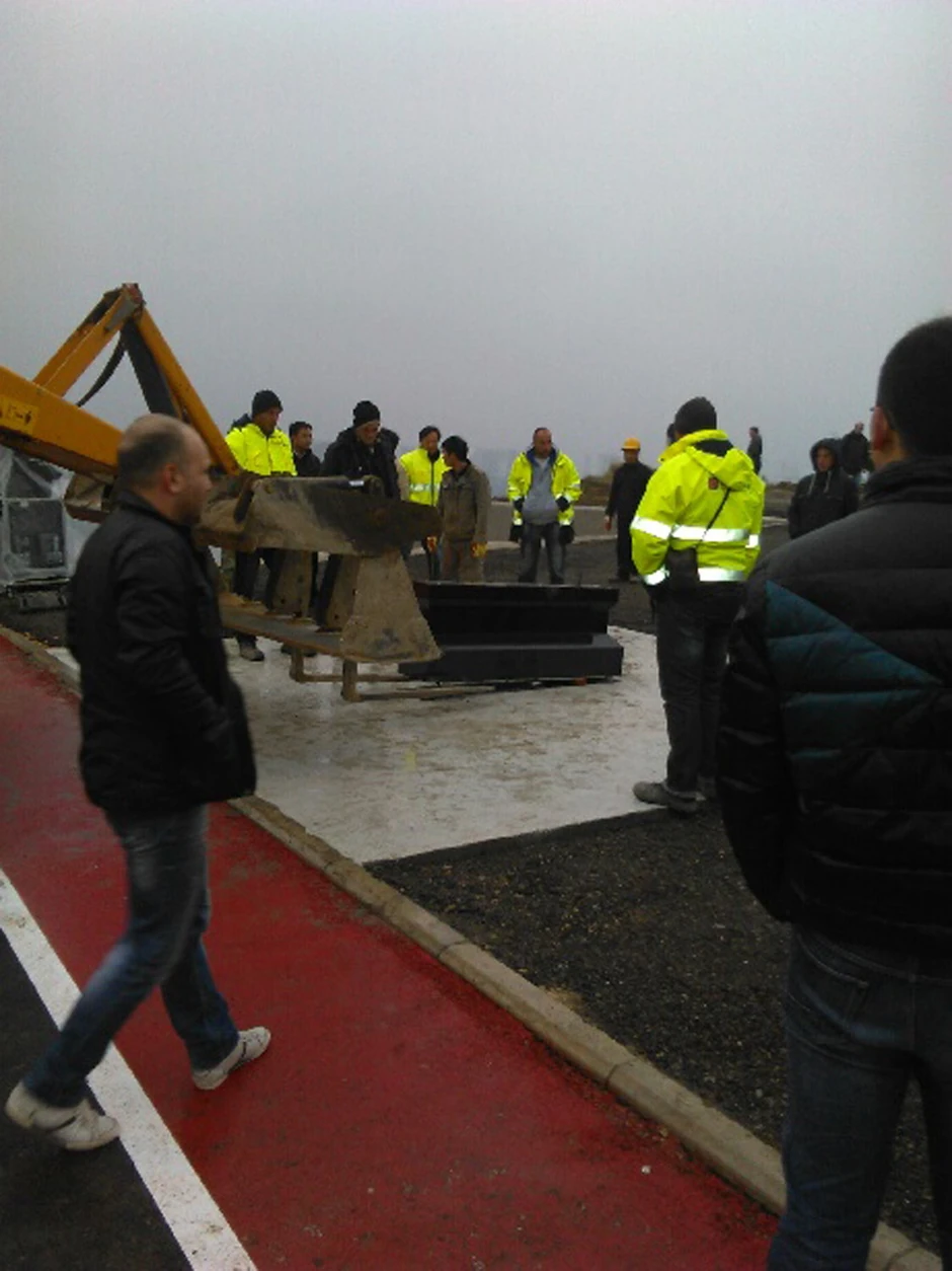 Radnici na mostu danas su uklonili ploču