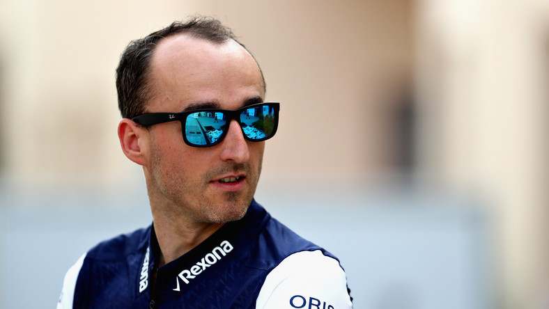 Robert Kubica w rozmowie z "Motorsport Week" zdradził, że brakuje mu regularnych wyścigów w Formule 1. Polak w Williamsie jest kierowcą testowym. Jednak jak przyznaje 33-latek, słabe wyniki teamu sprawiają, że łatwiej jest mu pogodzić się z tą sytuacją.