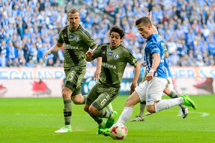 Piłkarz Lecha Poznań Wołodymyr Kostewycz (P) oraz Guilherme (C) i Maciej Dąbrowski (L) z Legii Warszawa