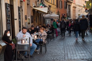 Europejskie kraje luzują obostrzenia covidowe. Sprawdź zasady wjazdu i pobytu