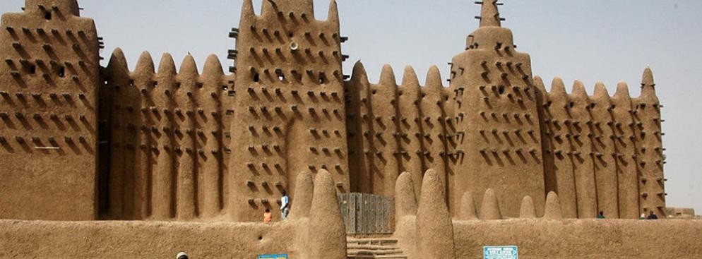 <strong>Wielki Meczet w Dżenne (Mali, Afryka)</strong>
<br></br>
Wielki Meczet w Dżenne liczy sobie ok. 700 lat. Jest dziś największą budowlą na świecie wzniesioną z cegły suszonej i gliny. Średniowieczny władca tego miejsca - Koi Kunboro - przeszedł na islam i polecił zamienić swój ówczesny pałac na muzułmańską świątynię.
<br></br>
fot. Ruud Zwart / Wikimedia Commons, lic. cc-by-sa