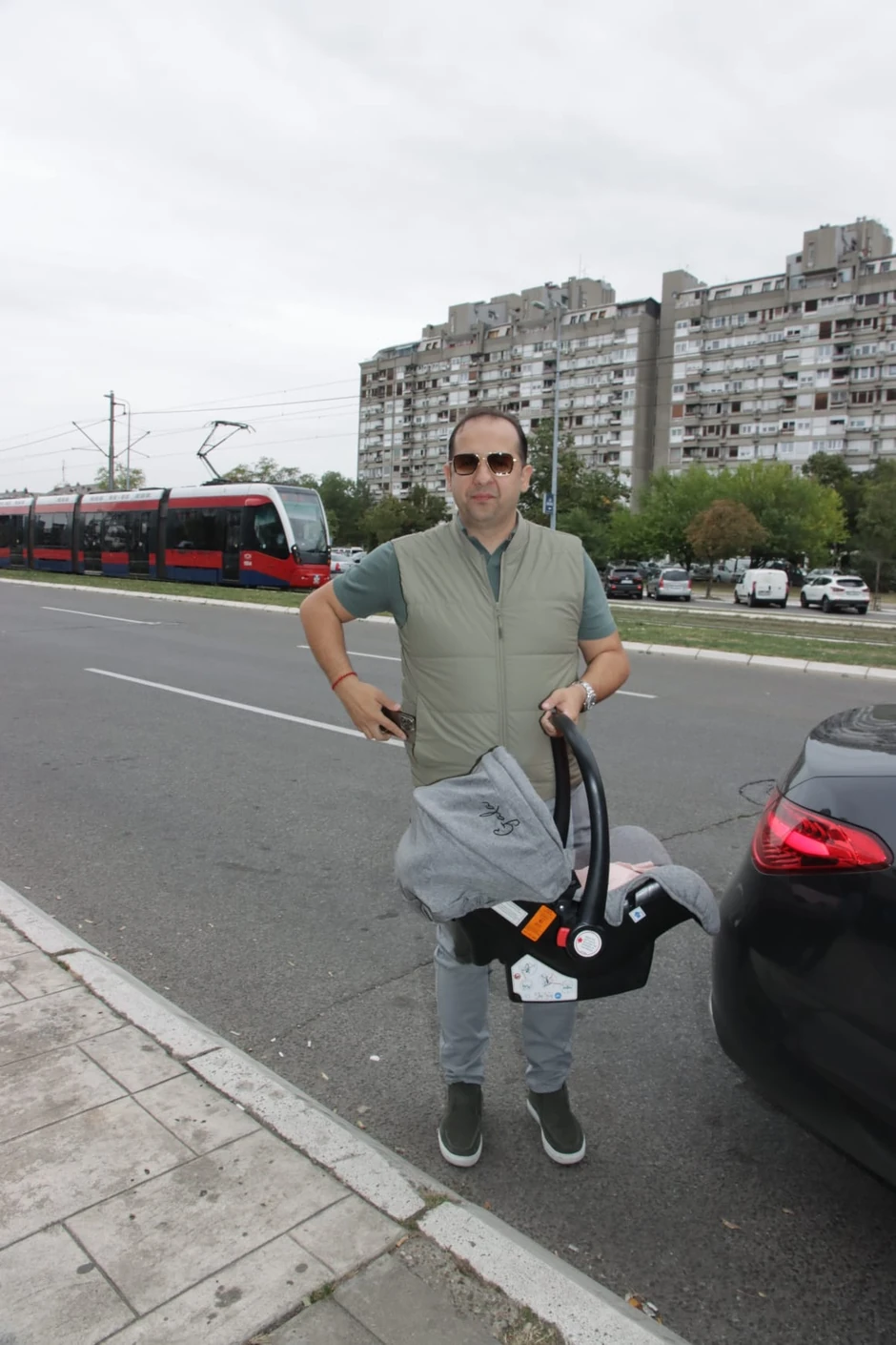 Emir izveo suprugu i ćerku