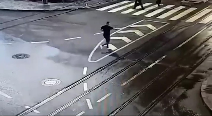 Matej Periš je na pešačkom prelazu ispod Brankovog mosta pokušao da uđe u taksi vozilo svetle boje