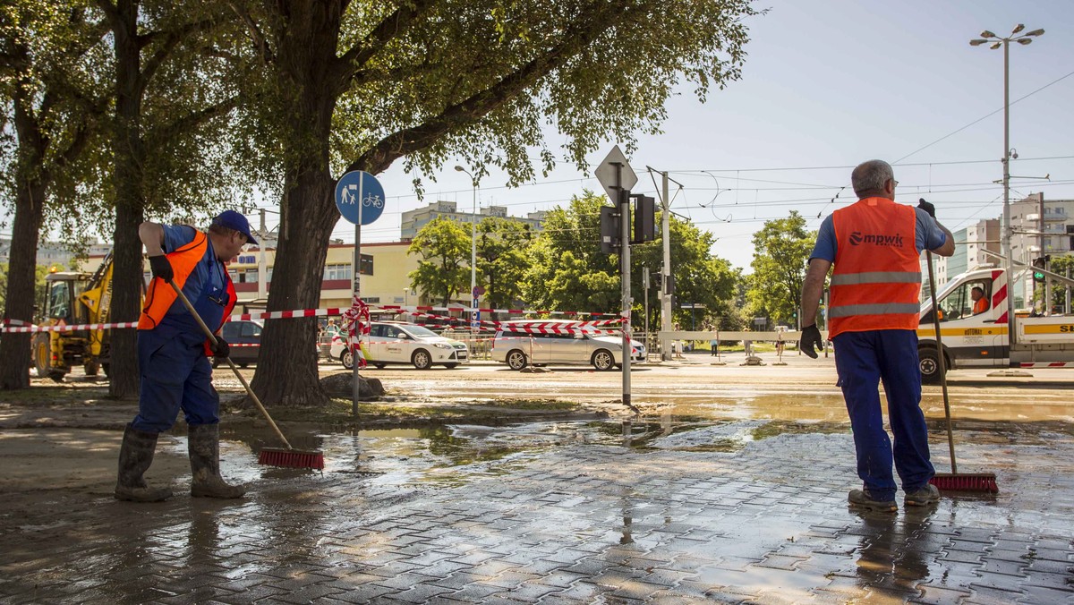 Wrocławskie MPWiK zakłada, że naprawa magistrali wodociągowej na placu Dominikańskim potrwa dwa tygodnie. W tym czasie kierowcy muszą liczyć się z utrudnieniami. Prace rozpoczną się w nocy z piątku na sobotę.