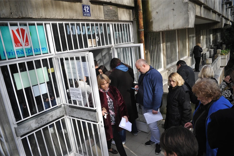 NE JENJAVA GUŽVA Filijala RFZO-a na Novom Beogradu DUPKE puna - Blic