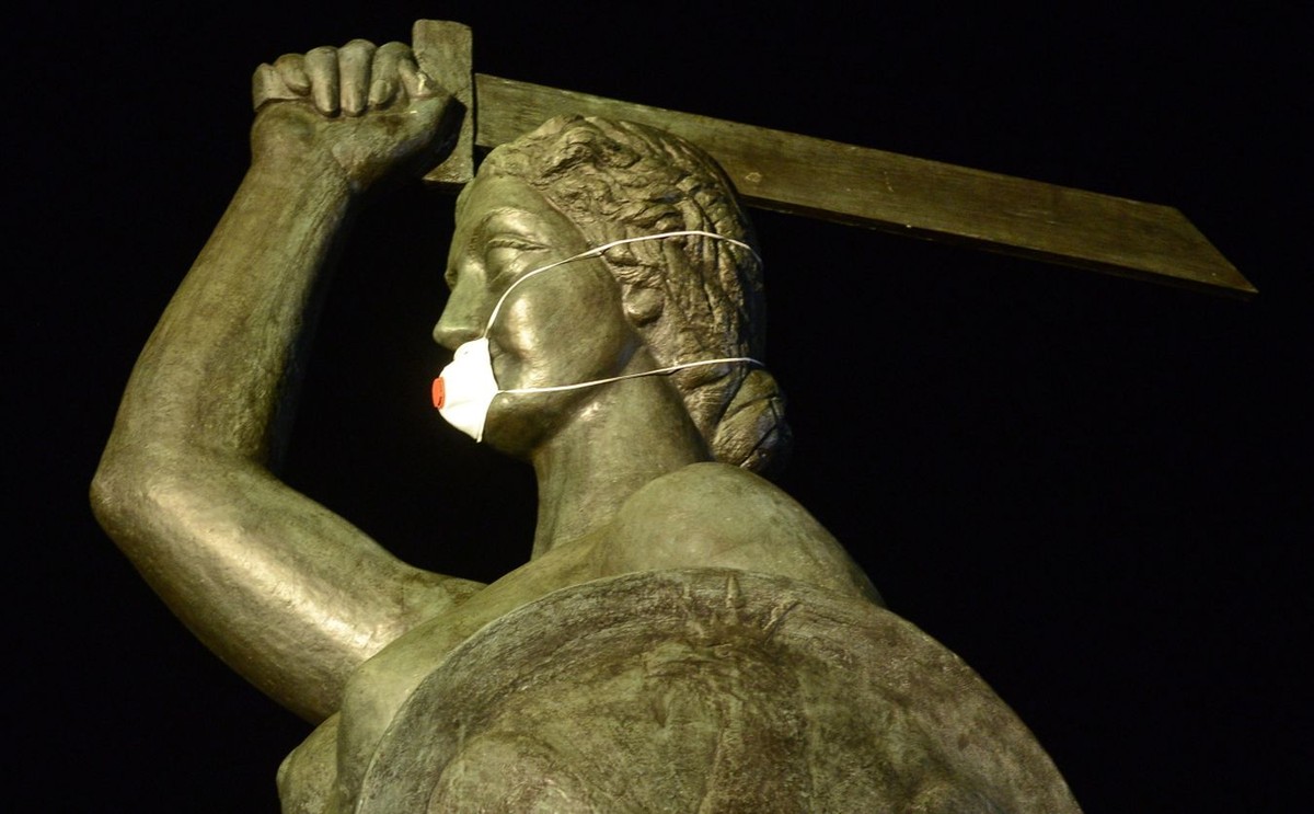 Maska przeciwsmogowa na pomniku Serenki na warszawskim Powiślu