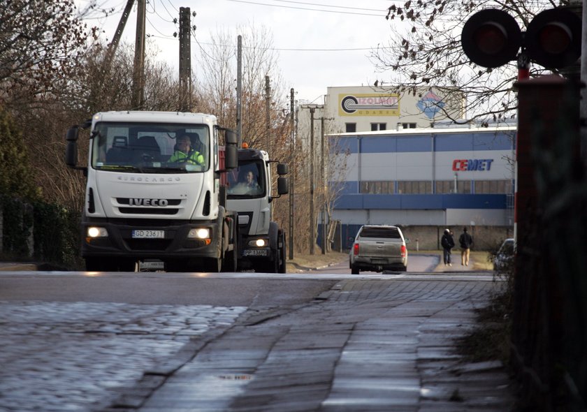 Tiry rozjeżdżają ulicę Sandomierską na gdańskiej Oruni