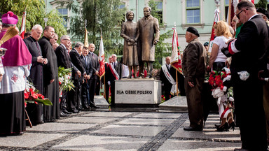 Odsłonięto pomnik Lecha i Marii Kaczyńskich