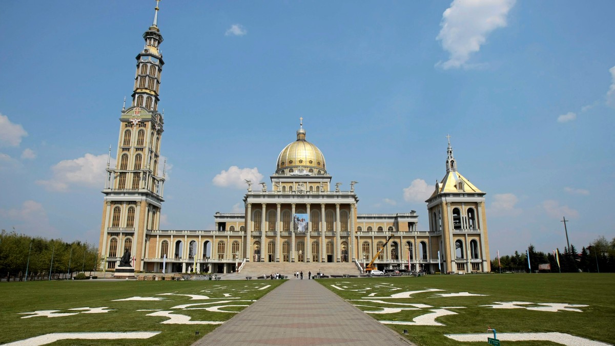 Za największe grzechy budownictwa sakralnego uznaje się gigantomanię, brak poszanowania dla otoczenia i wzorowanie się na stylach z minionych epok.