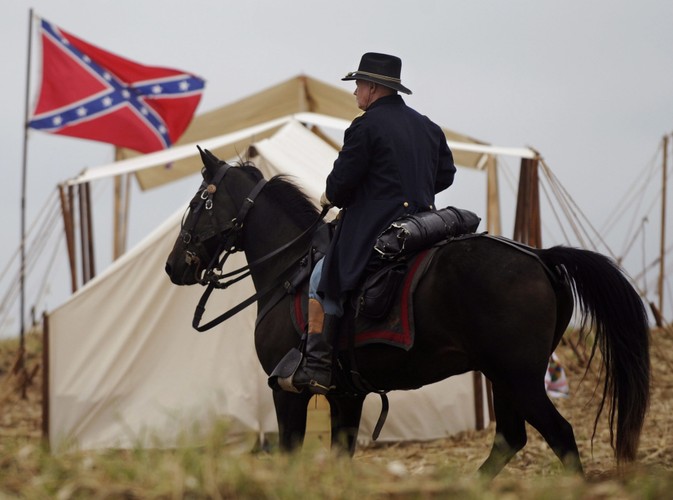 Oficer dogląda, czy wszyscy biją się zgodnie ze scenariuszem potyczek