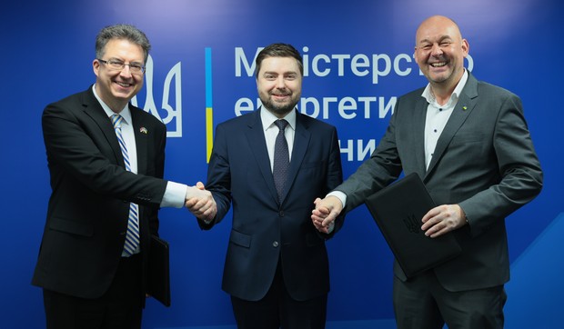 Andon Sapundži, ambasador Republike Srbije u Ukrajini; Anatolij Kucevol, zamenik ministra energetike Ukrajine; i Auke Lutsma, stalni  predstavnik UNDP-a u Ukrajini