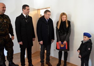 Stefanovic urucuje kljuceve stana Sindjelicima_foto MUP (7)